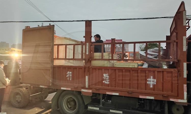 合肥市客戶訂購一臺(tái)混合式真空上料機(jī)