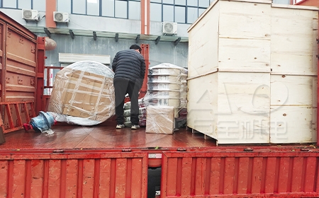 青島客戶訂購的真空上料機、旋振篩已上車，準備發(fā)貨